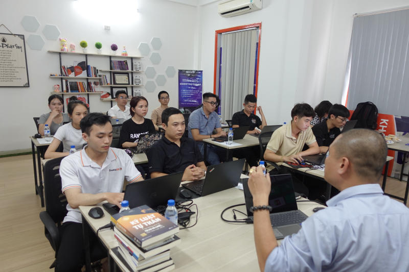 Chương trình kết thúc với phần hỏi đáp diễn ra sôi nổi với nhiều câu hỏi từ khán giả
